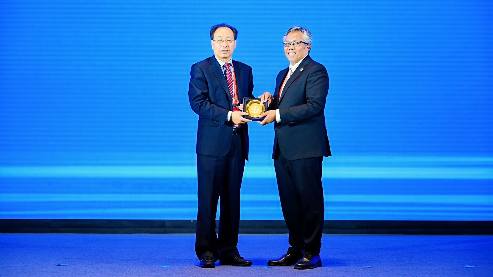 1749881842751114.jpg 2印尼授牌_副本.jpg